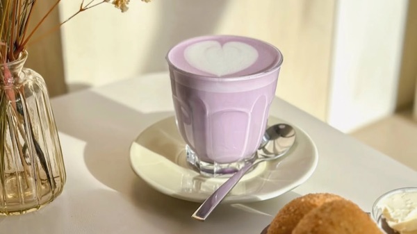 Ube latte violet avec latte art - Kapé café philippin Paris